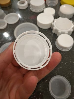 Tampões 38mm plásticos sem perigo para as crianças plásticos dos tampões de parafuso ISO9001 da garrafa do PE